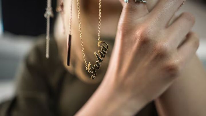 Name Engraved Necklaces: Guide to Personalized Designs and Engraving Styles