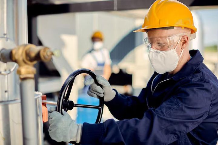 Blowout Preventers: Guide to Well Control Technology and Drilling Safety Systems