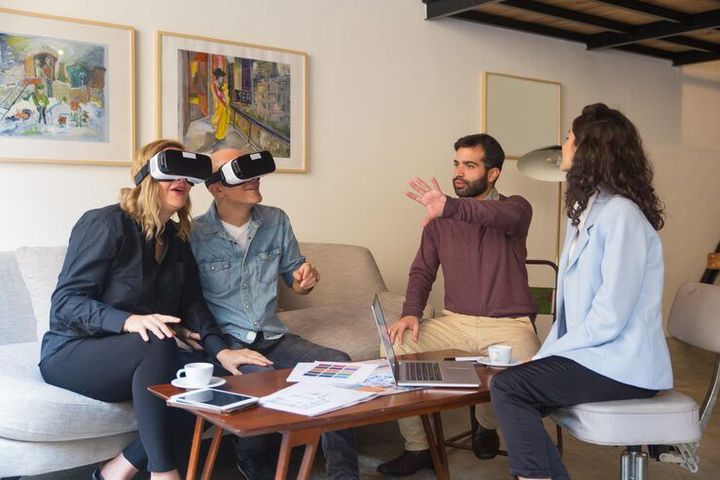 Interactive Fan Experiences: Guide to Technology and Practical Insights