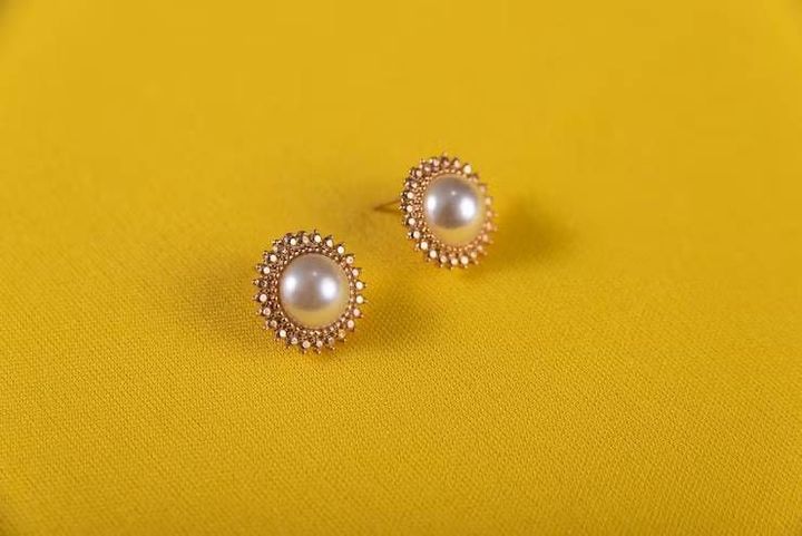 Minimalist Studs: Guide to Simple Designs, Materials, Settings, and Styles