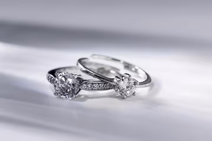 Cushion Cut Engagement Rings: Guide to Styles, Diamonds and Settings