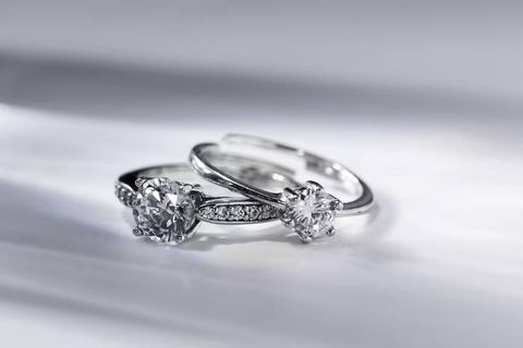 Pearl Studs: Guide to Pearl Types, Designs, Settings, and Key Features